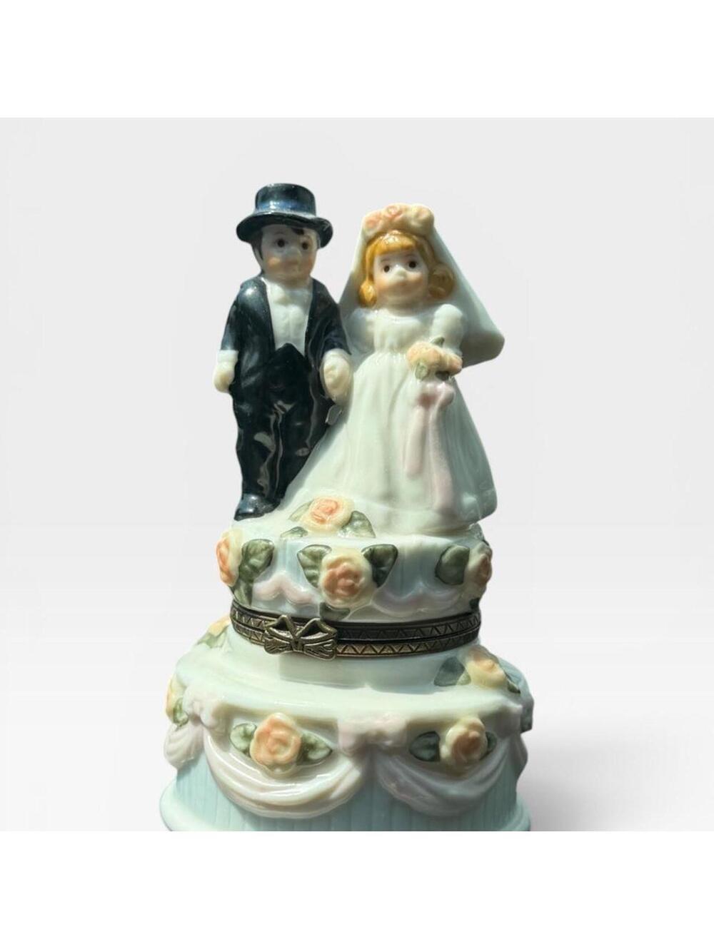 Madame Alexander Wedding Cake Hinged Trinket Box Bride and Groom Figurines 2000